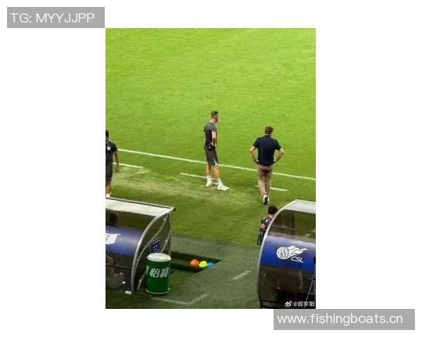 申花主帅斯卢茨基现场观战德约科维奇比赛享受偷闲时光 申花主帅斯卢茨基现场观战德约科维奇比赛享受偷闲时光