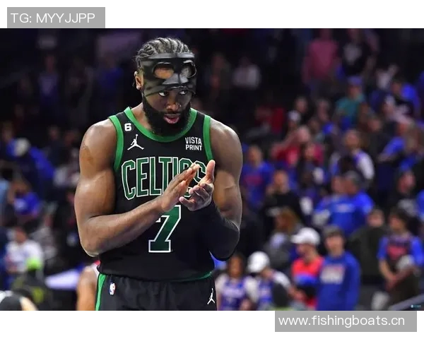 杰伦布朗首节狂砍19分3板2助2断三分火力全开助力球队领先