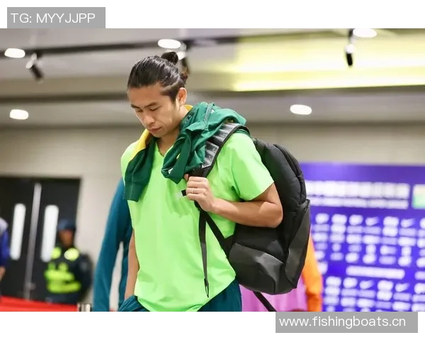 法比奥幽默回应裤子破洞事件揭示他为比赛付出的努力与坚持