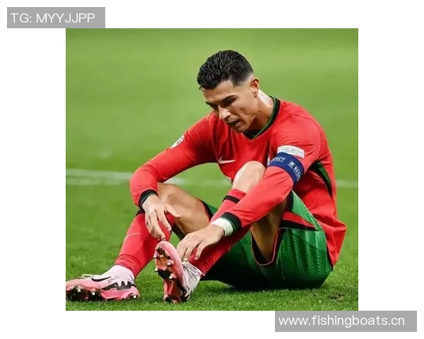 耐克明年将推出金色C罗战靴引发球迷热议