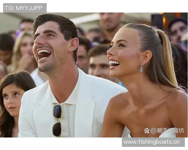 妻子社交媒体分享与库尔图瓦游戏夜照片展现休闲时光的乐趣